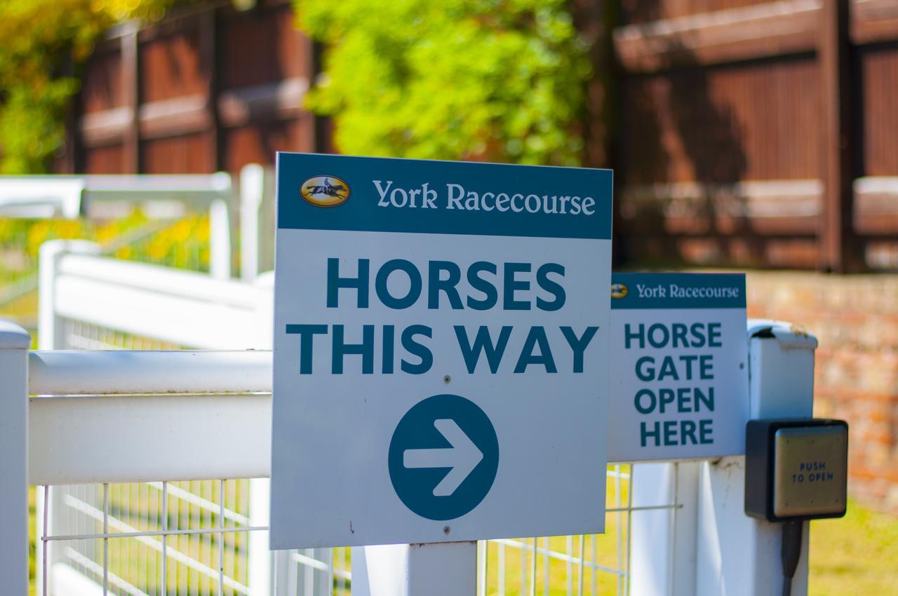 Stableside At Racecourse Hotel 3*